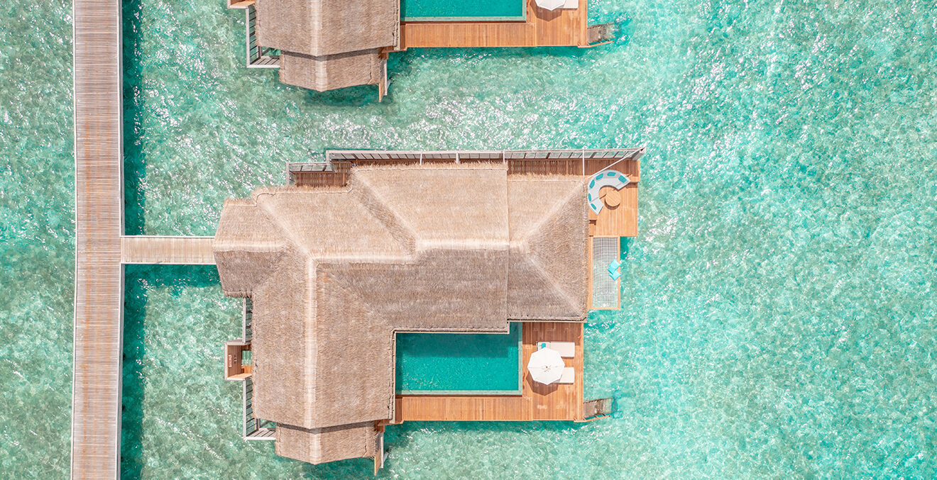 Blick aus der Vogelperspektive auf ein Haus im Meer
