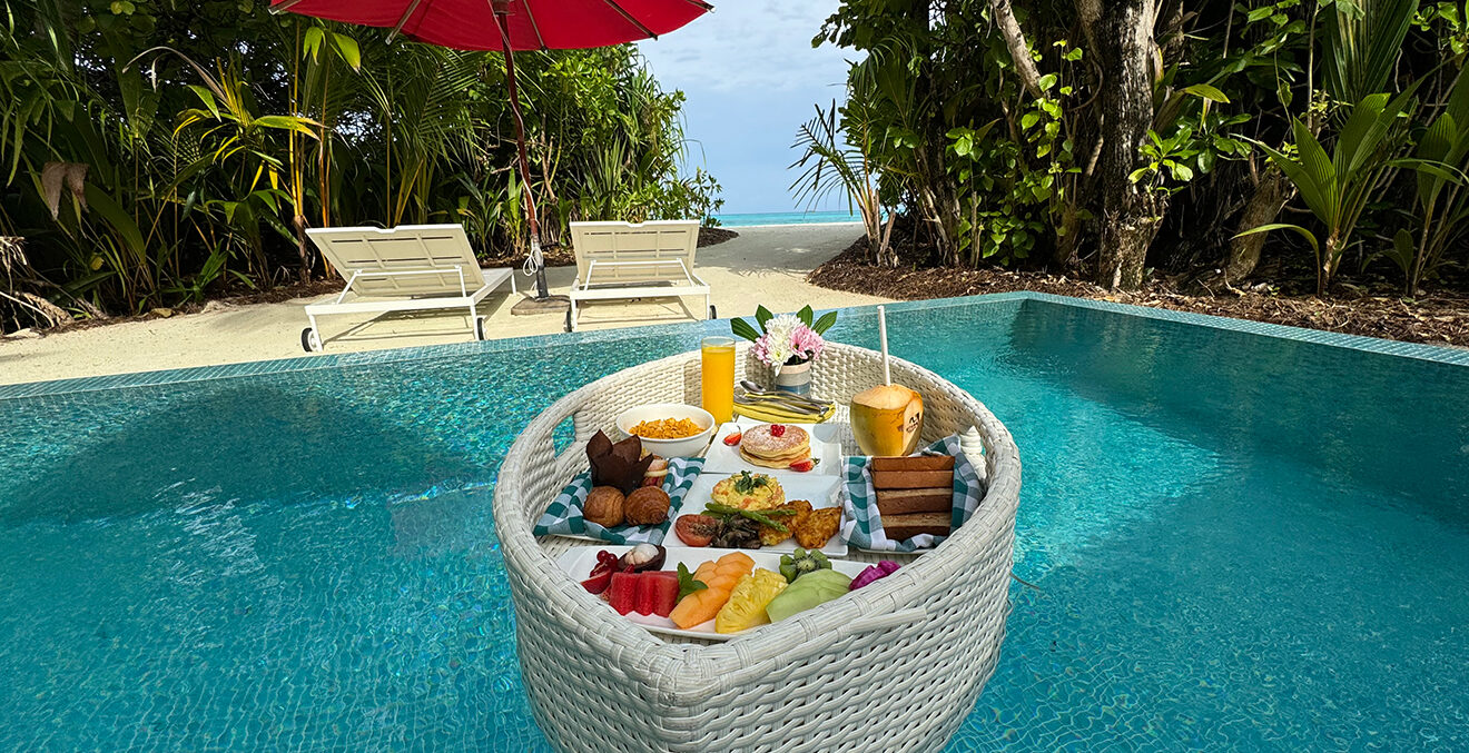 Swimmingpool mit schwimmendem Element, auf dem Essen steht.