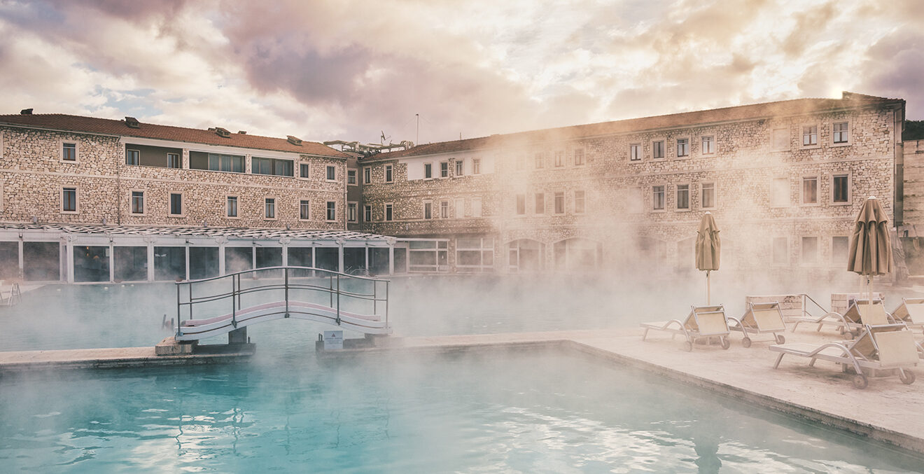 Die Terme di Saturnia – Wolkenhimmel und der dampfende Pool