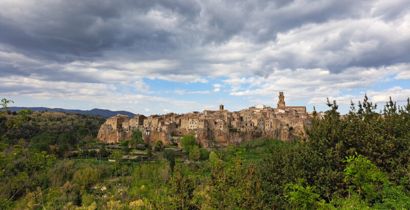 Blick aus der Ferne auf das Städtchen Pitigliano