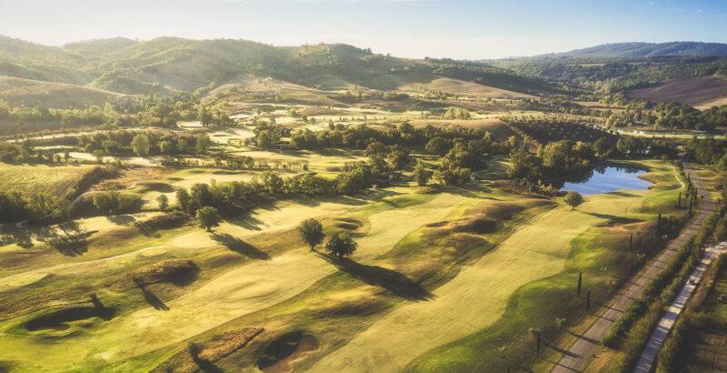 Blick auf einen Golfplatz in der Morgenstimmung