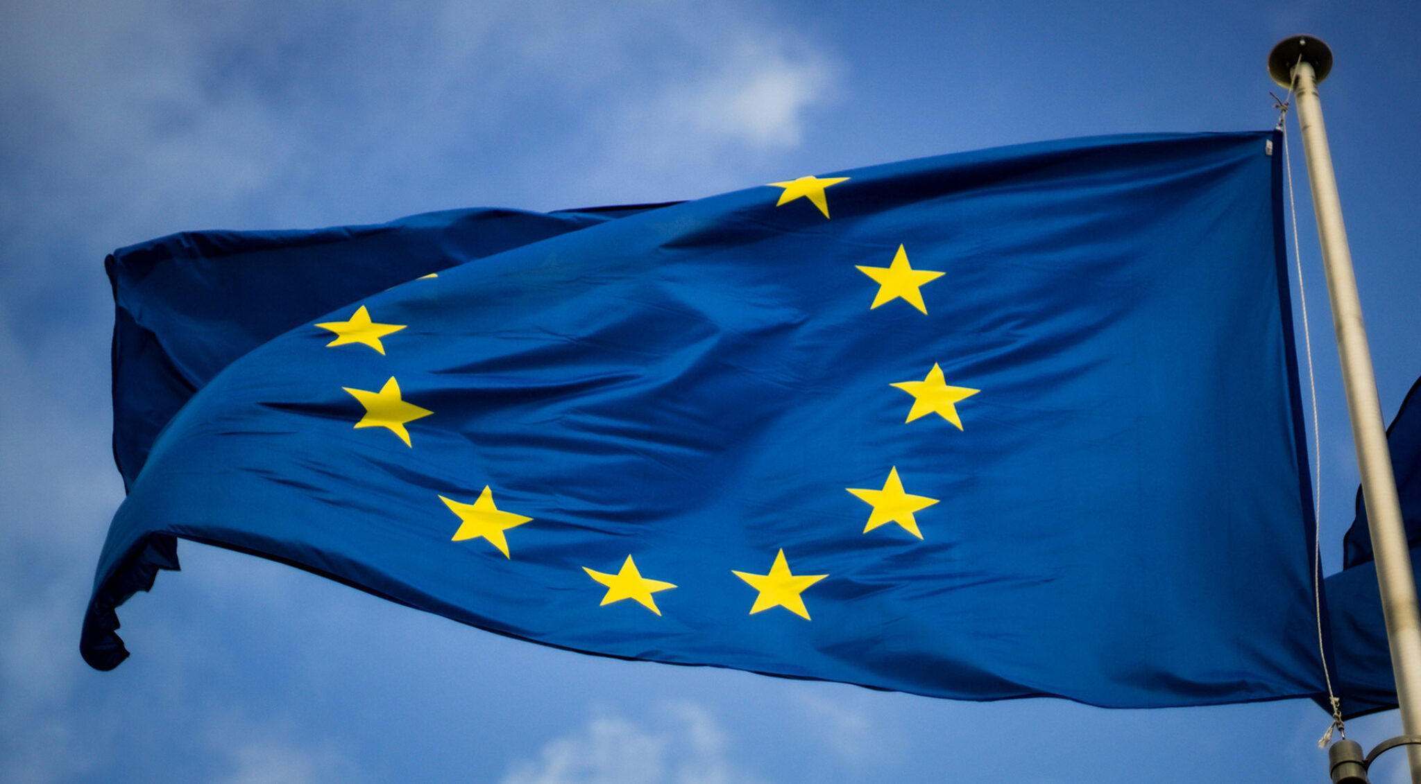 Europaflagge von unten fotografiert weht im Wind