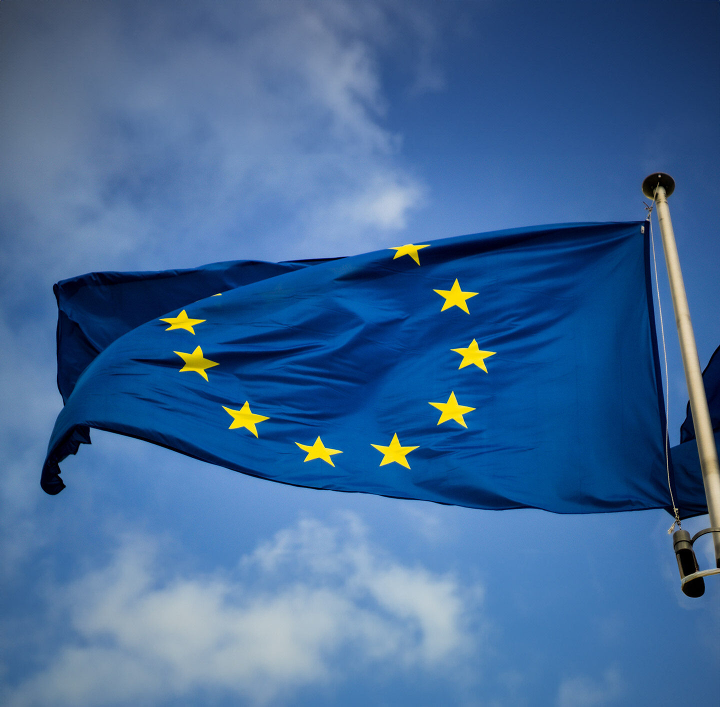 Europaflagge von unten fotografiert weht im Wind