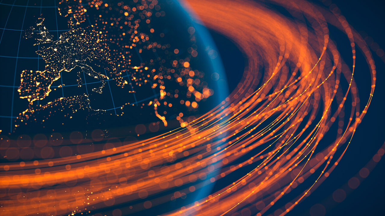 Orangefarbene Linien zeichnen einen Halbkreis vor dunklem Hintergrund – Globale Kommunikation - Europa (Weltkarte mit freundlicher Genehmigung der NASA)