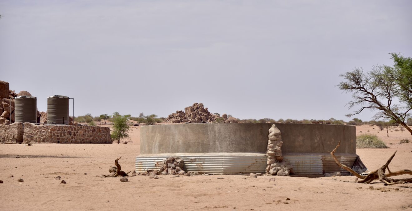 Eine Elefantenbarriere um Wassertanks in Namibia.