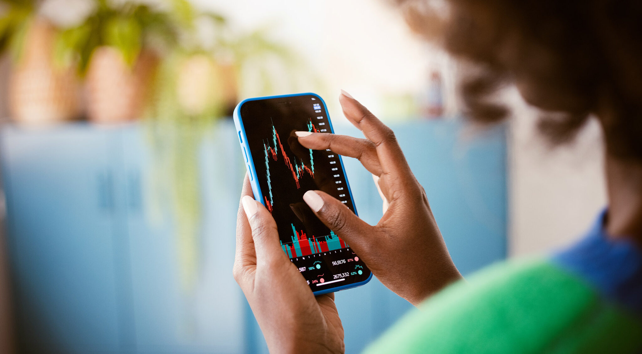 Frau beobachtet Aktienkurs auf dem Handy