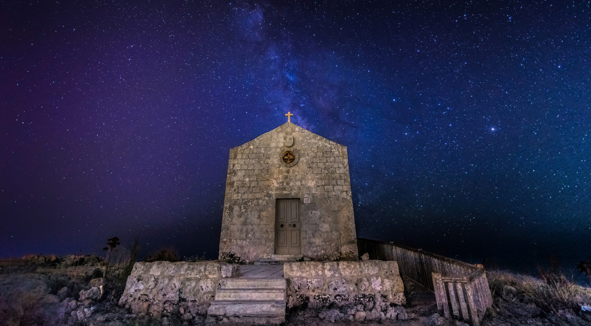 Die Madliena Chapel, Ħad-Dingli, Malta, vor blauem Nacht-Sternenhimmel