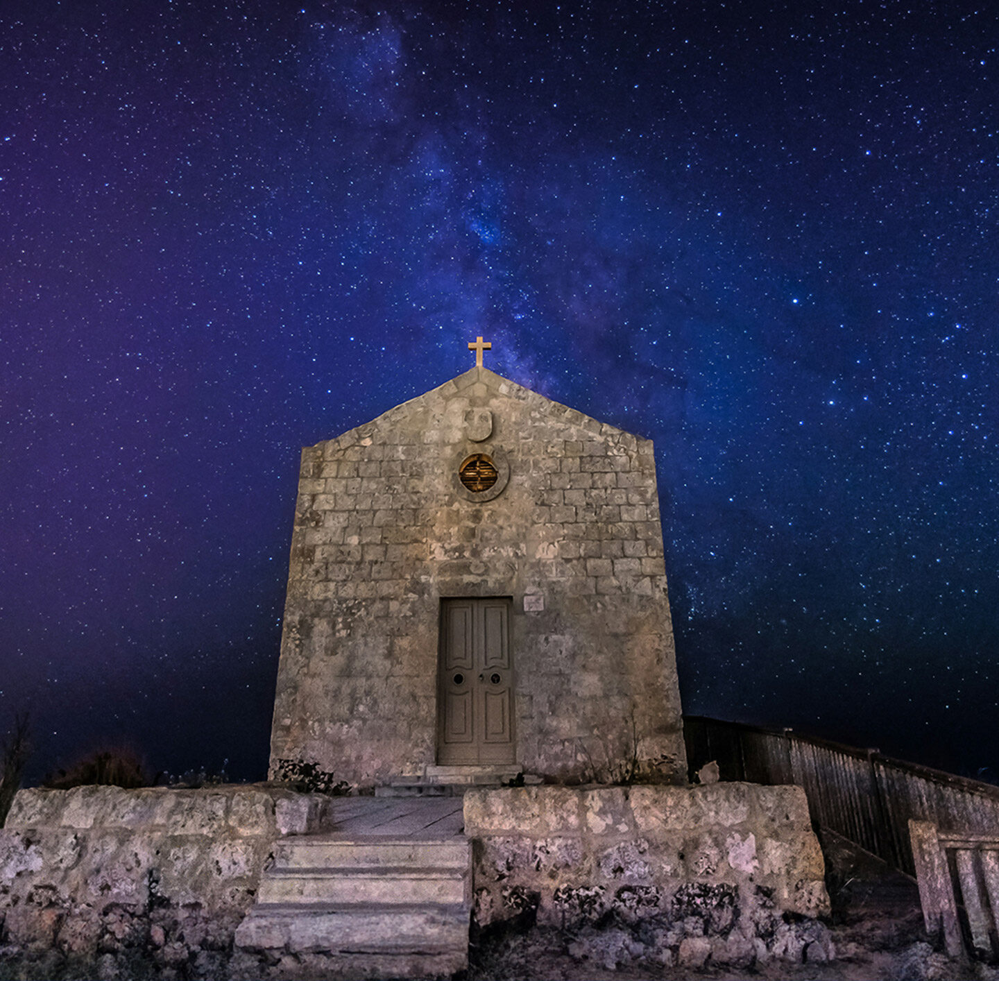 Die Madliena Chapel, Ħad-Dingli, Malta, vor blauem Nacht-Sternenhimmel