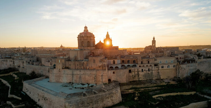 Die Sonne geht über der Großstadt Mdina in Malta unter