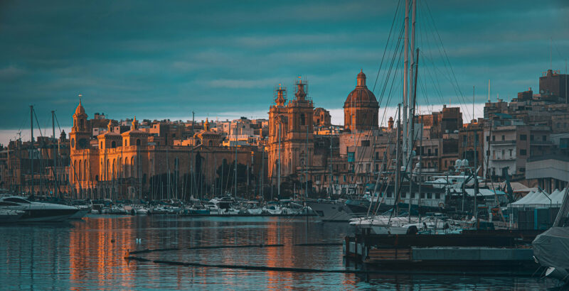 Weiße und schwarze Boote im Hafen von Birgu in Malta
