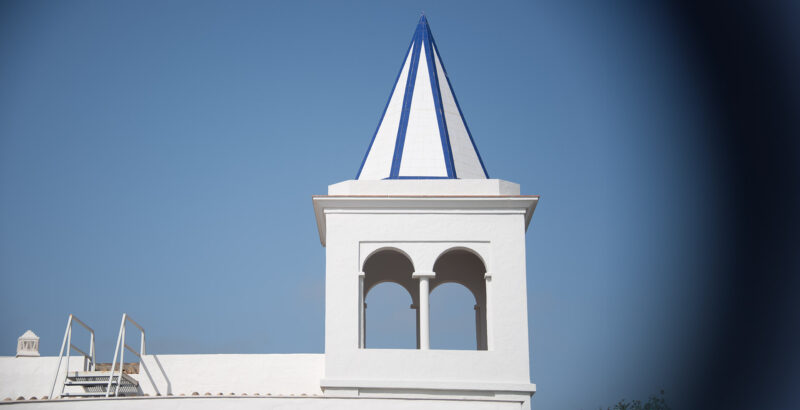 Weiss-blaue Turmspitze im DAIA Slow Beach Hotel Conil