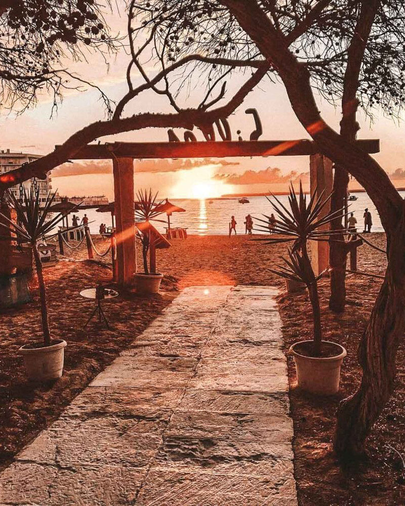 Ein Weg führt zur Strandbar 5 Illes im Sonnenuntergang