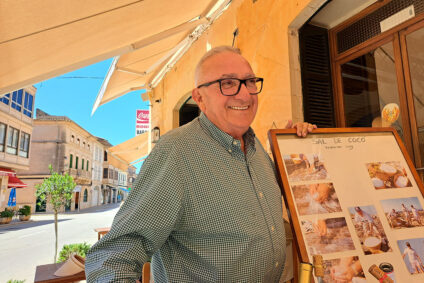 Der Besitzer des Restaurants Manolo steht unter einer Markise vor seinem Casa in Ses Salines