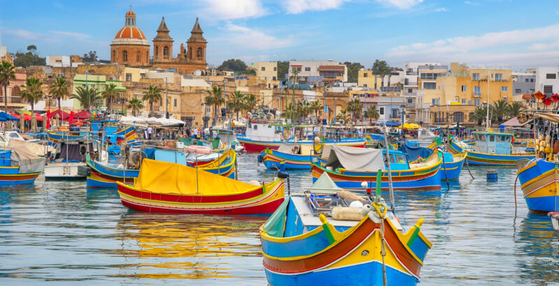 Bunte traditionelle Fischerboote im Dorf Marsaxlokk in Malta