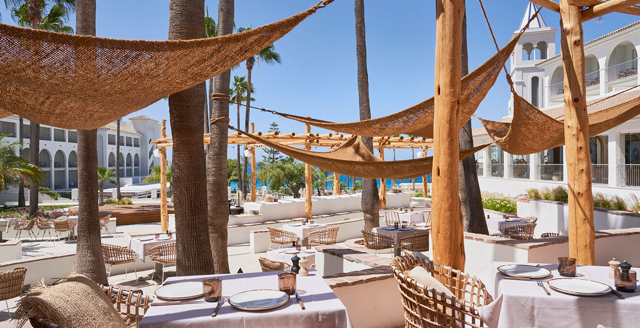 Der Außenbereich des DAIA Slow Beach Hotel Conil