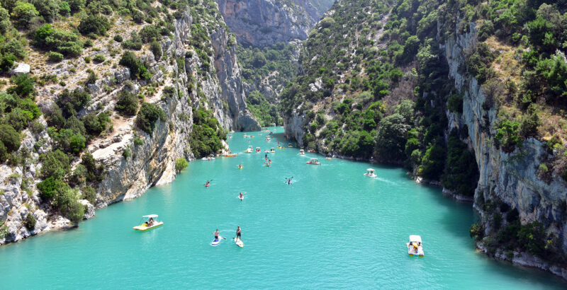 Blick auf die Verdonschlucht, Provence in Frankreich. Ein türkisfarbener Fluss zwischen steilen Felshängen
