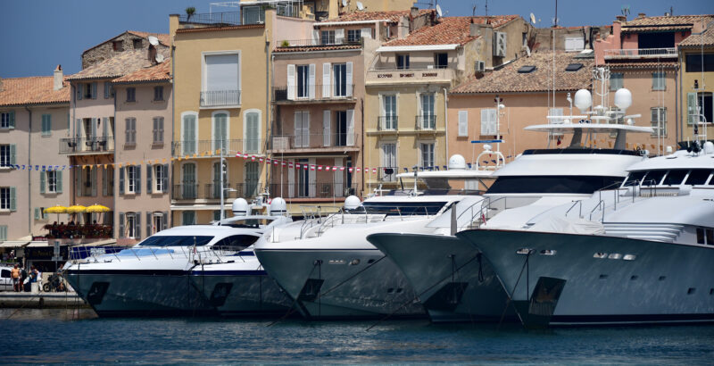 Weiße Luxusjachten im Hafen von Saint Tropez vor Häusern der Altstadt