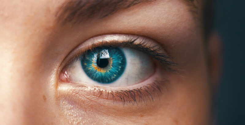 Nahaufnahme eines blauen Auges