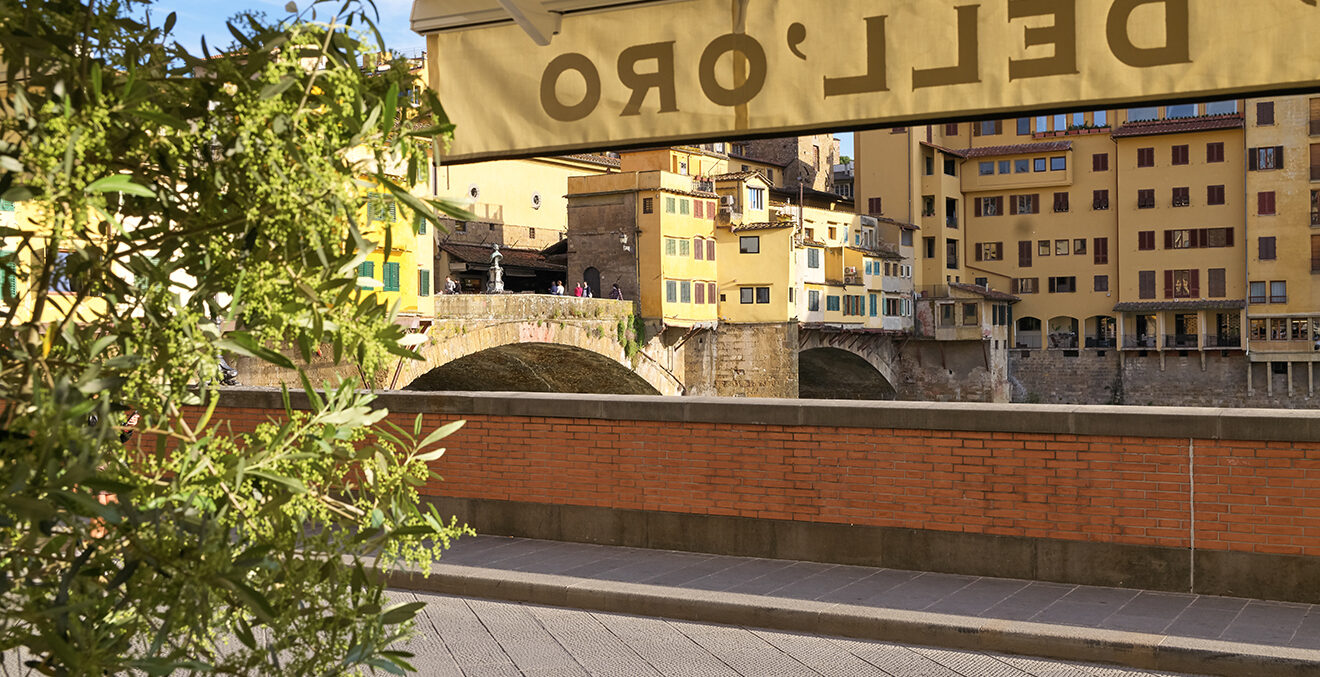 Blick unter einer Markise hervor auf eine Strasse in Florenz