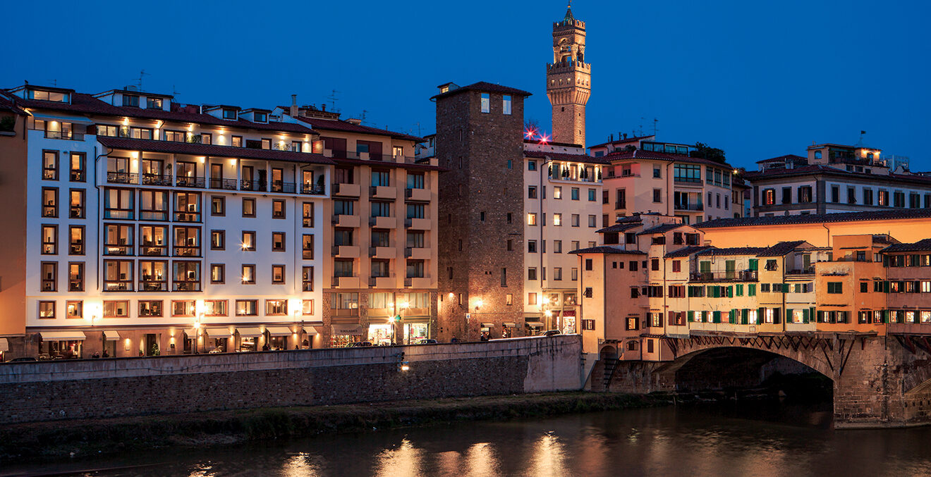 Nächtlicher Blick auf das Portrait Hotel Firenze