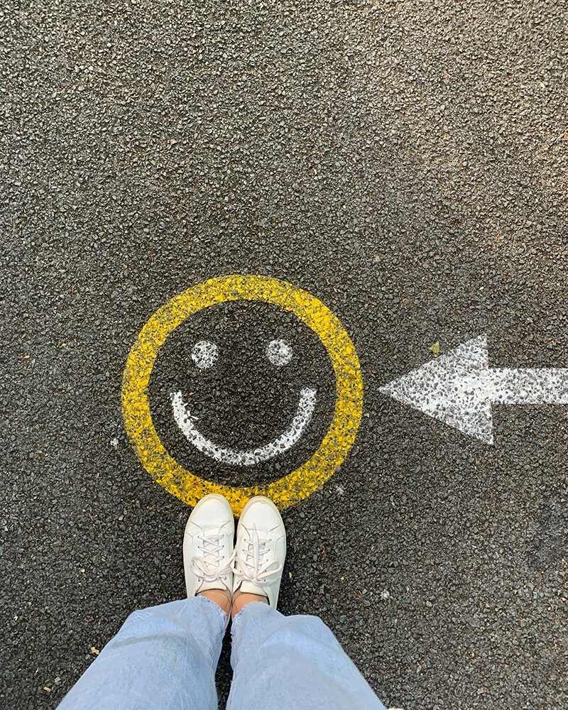 Smiley auf Asphalt