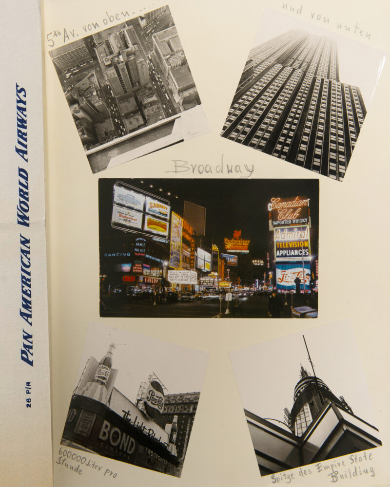 Collage mit Schwarz-Weiß-Fotos von Gebäuden, ein Bild mit Neonreklame bei Nacht mit der Aufschrift „Broadway“, sowie Straßenszenen aus New York.
