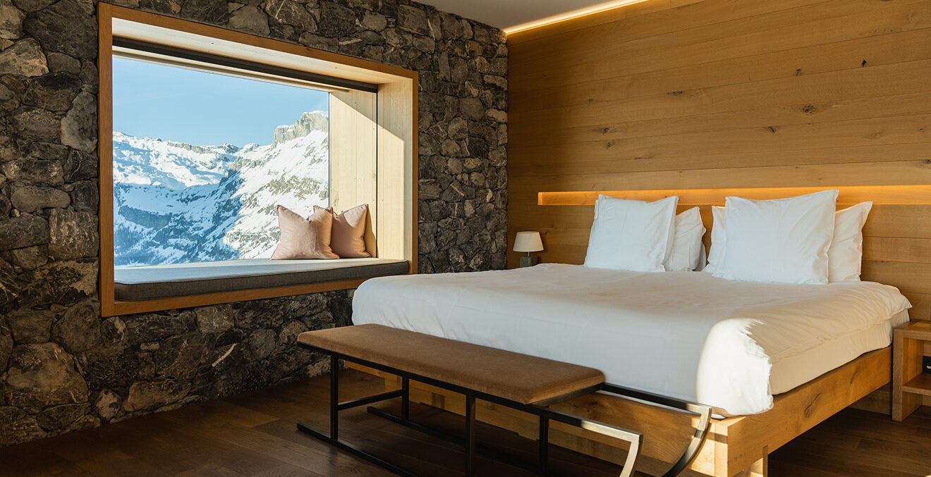 Zimmer mit weiß bezogenem Bett im GUARDA GOLF.