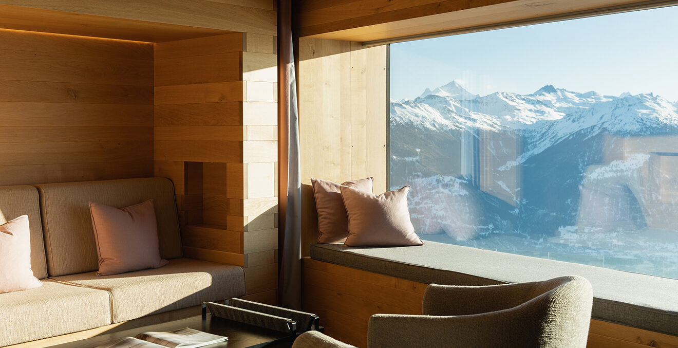 Zimmer mit Panoramafenster im GUARDA GOLF.
