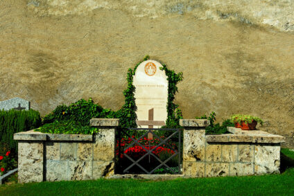 Grabstein des Dichters Rainer Maria Rilke.