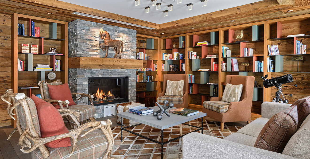 Die Bibliothek mit Sitzmöbeln der Fünf-Sterne-Lodge The Capra.