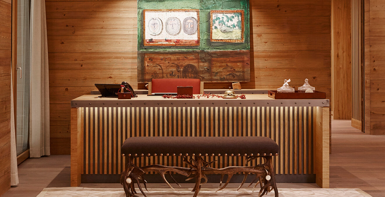 Die Rezeption aus Holz der Fünf-Sterne-Lodge The Capra.