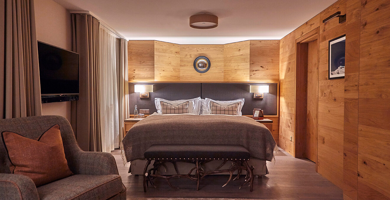 Doppelbett in einem Zimmer der der Fünf-Sterne-Lodge The Capra.
