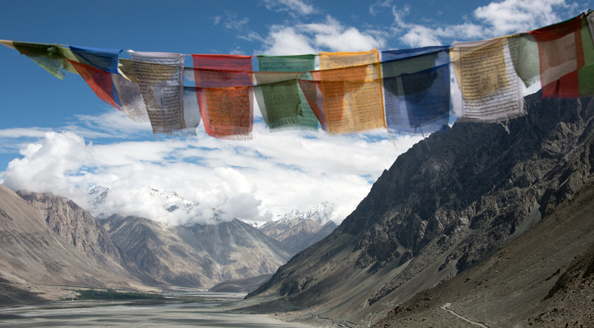 Nubra_Valley_Bunte Gebetsfahnen im Wind