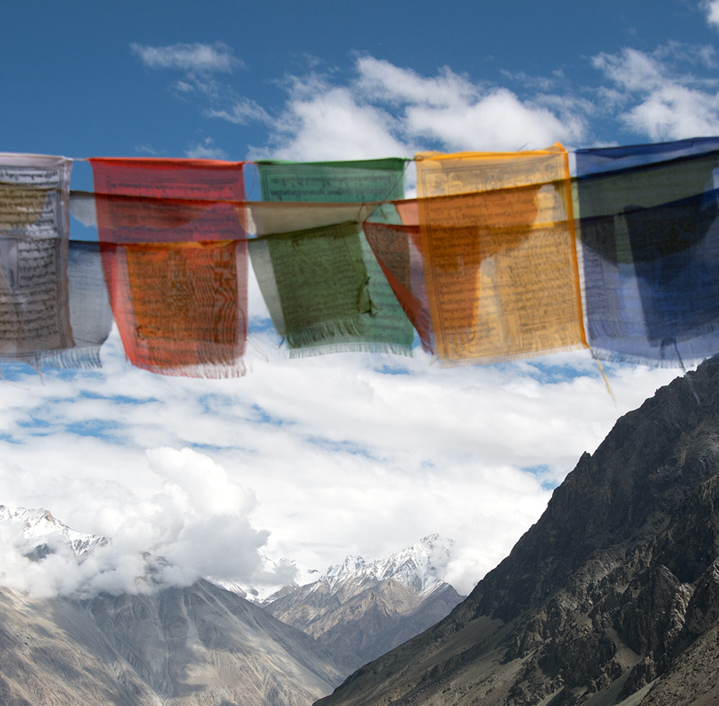 Nubra_Valley_Bunte Gebetsfahnen im Wind