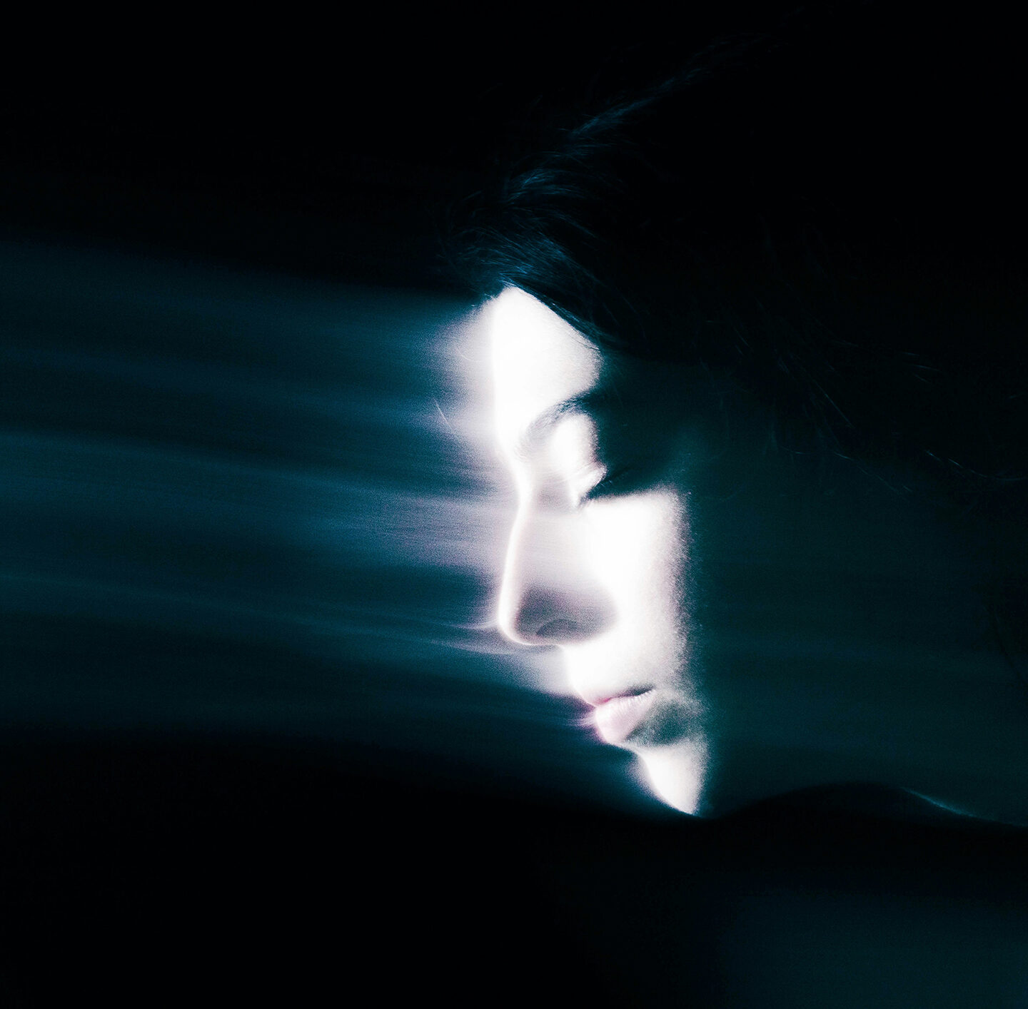 Abstraktes, dunkles Lichtmotiv in Blautönen mit einer verschwommenen menschlichen Silhouette, die Licht und Schatten symbolisiert.