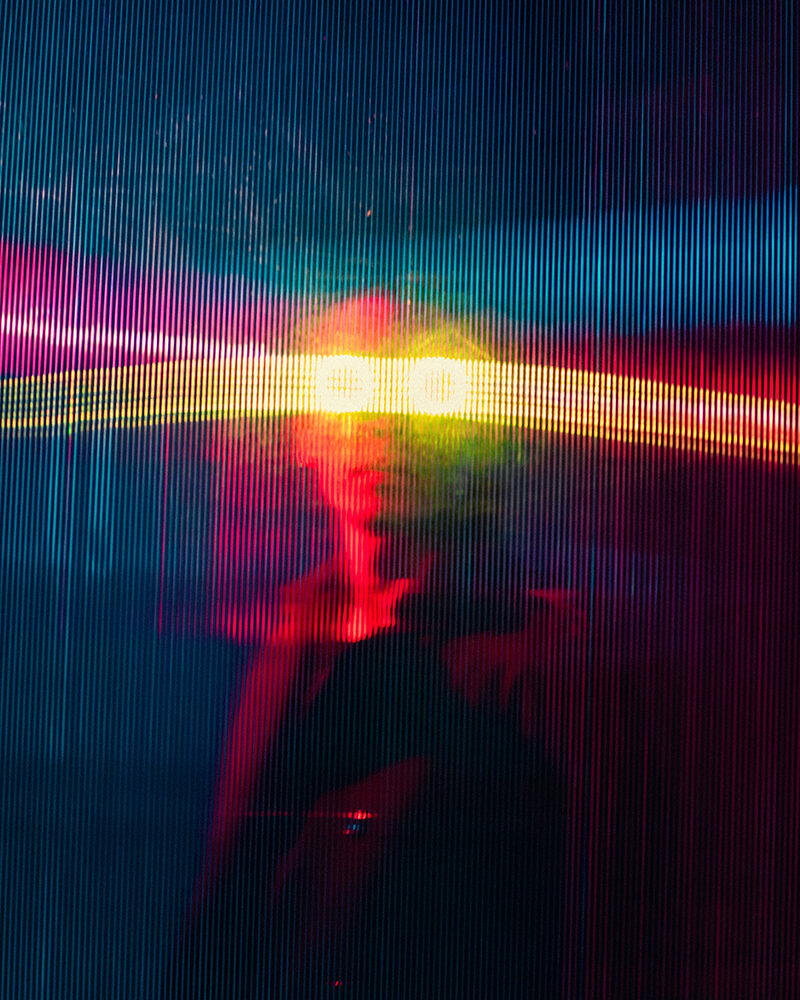 Abstrakte bunte Linien auf schwarzem Hintergrund, Darstellung von digitaler Vernetzung und Datenströmen.