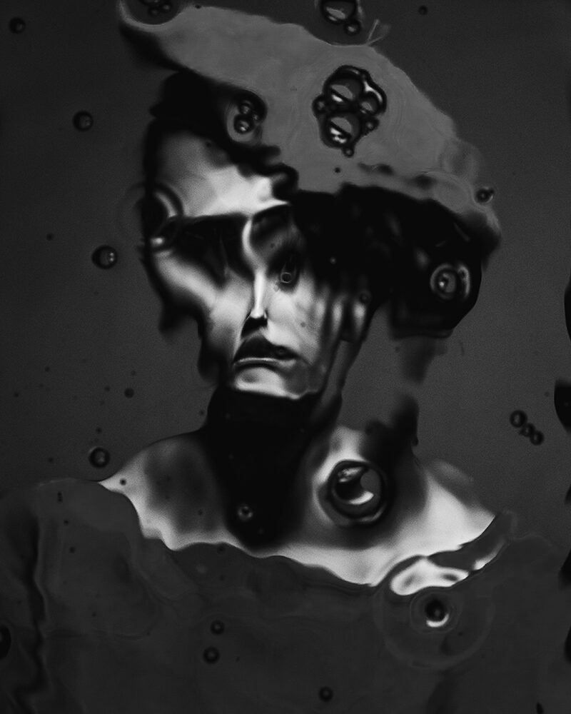 Schwarz-weißes Porträt einer Person, deren Gesicht verzerrt und doppelt gespiegelt erscheint, als Symbol für das Böse und das menschliche Innere.