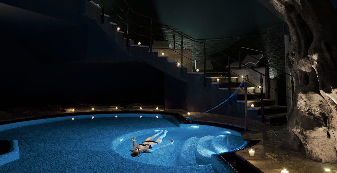 Beleuchteter Pool bei Nacht.