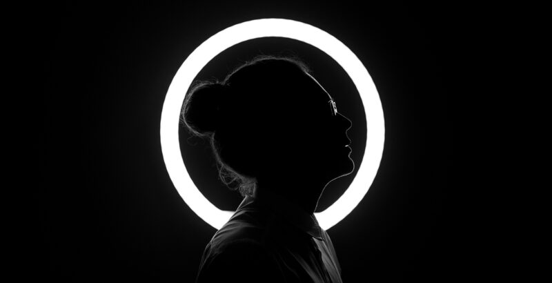 Abstrakter weißer Lichtkreis auf schwarzem Hintergrund – symbolisiert technologische Tiefe und künstliches Bewusstsein.