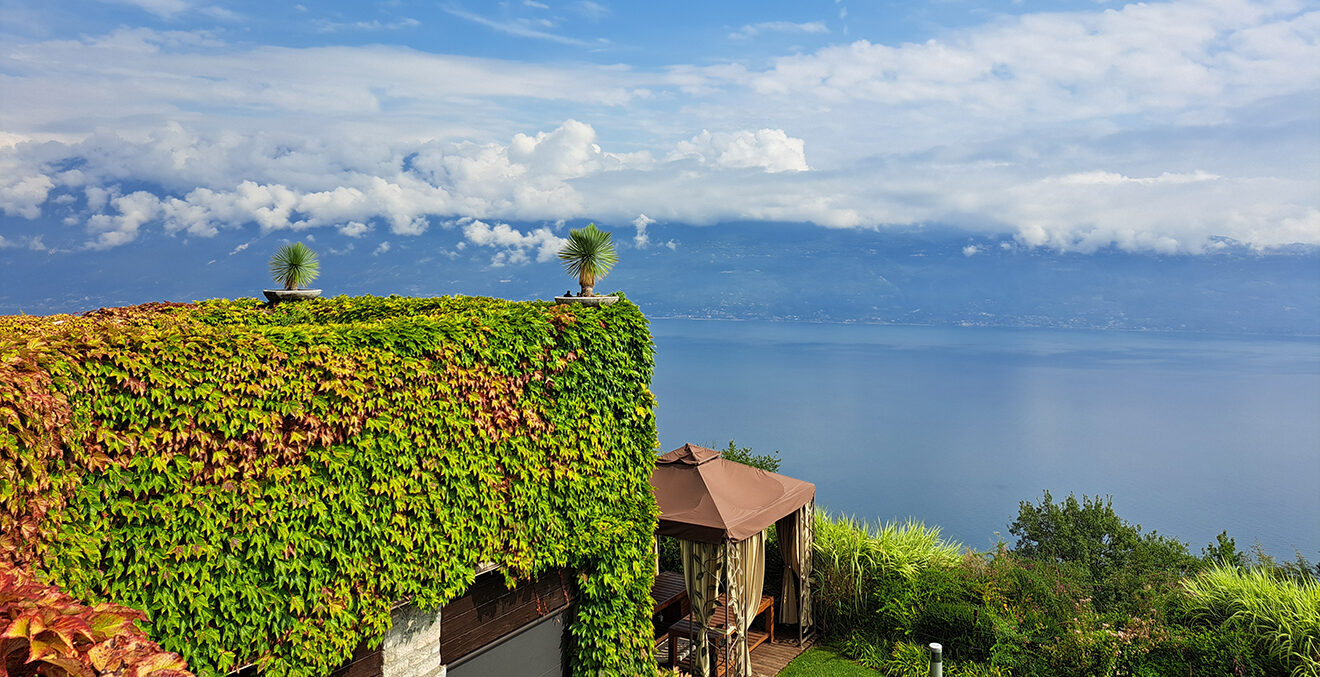Blick vom Lefay Resort auf den Gardasee.