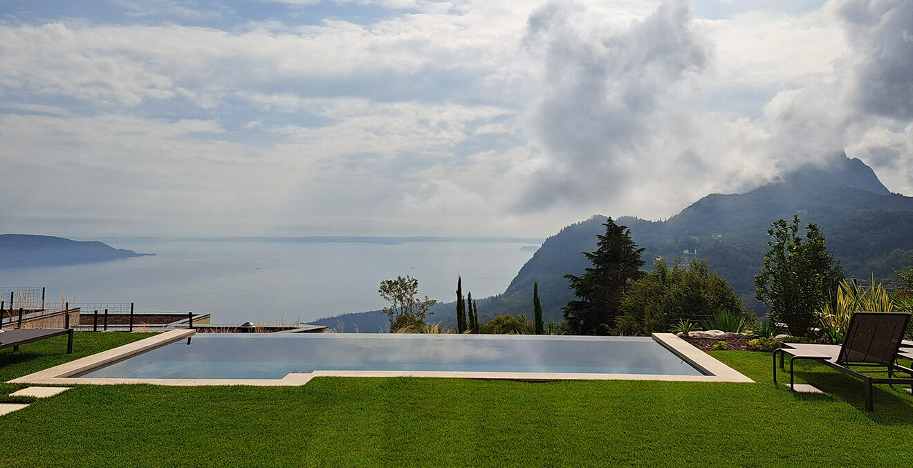 Infinity Pool des Lefay Resorts mit Blick auf den Gardasee.