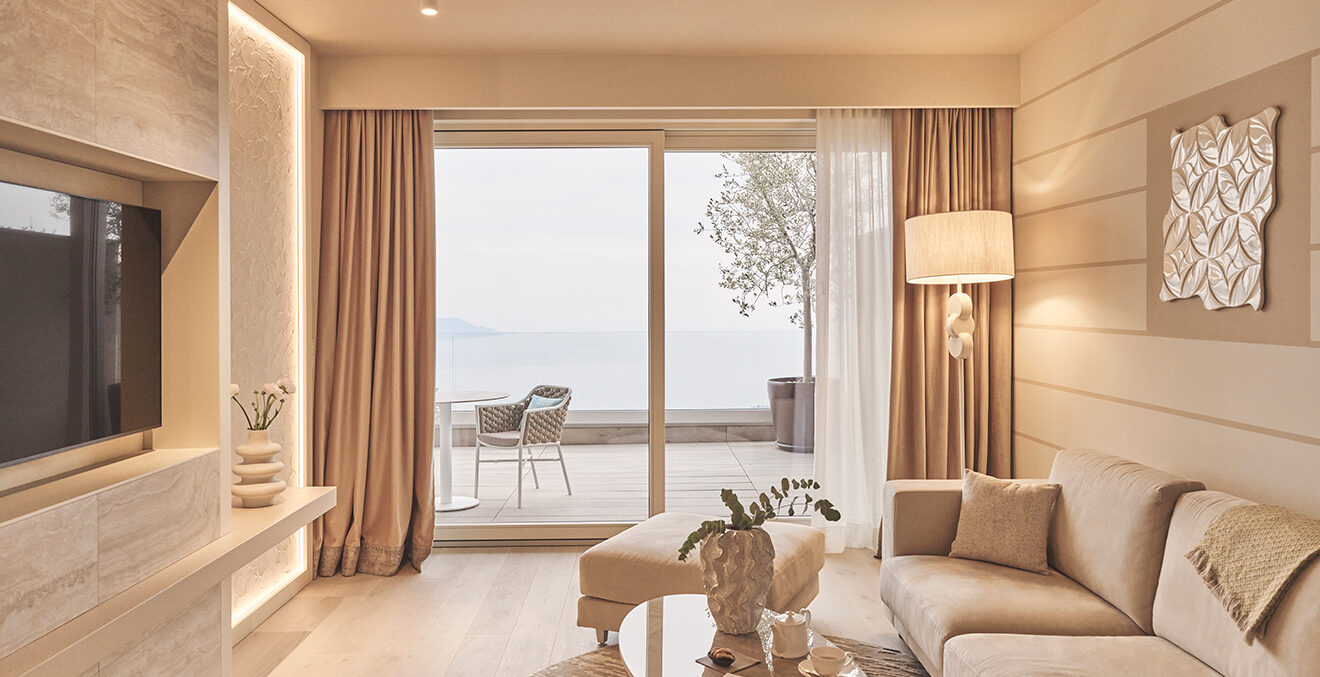 Suite in hellen beige Tönen im Lefay Resort.