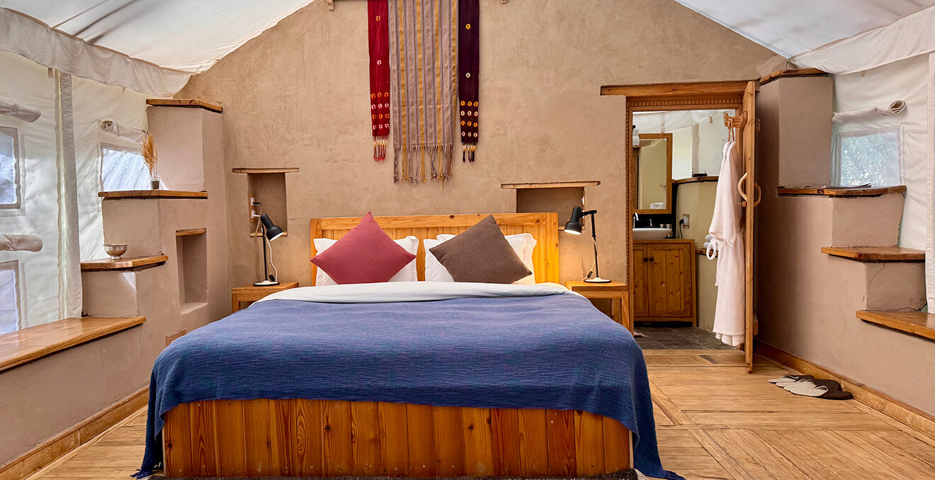 Zimmer mit großem Bett im Nimmu-House-Glamping