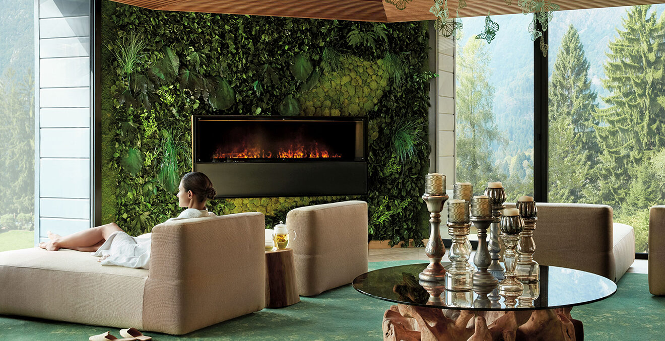 Ruhezone des Lefay Resorts mit Kamin und Blick in die Natur.