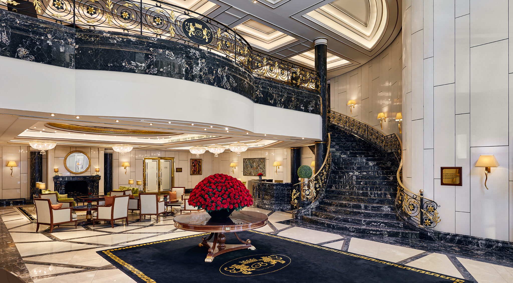 Lobby und Marmortreppe des Luxushotels Breidenbacher Hof in Düsseldorf