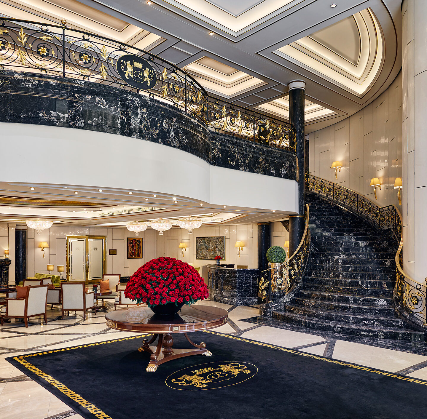 Lobby und Marmortreppe des Luxushotels Breidenbacher Hof in Düsseldorf