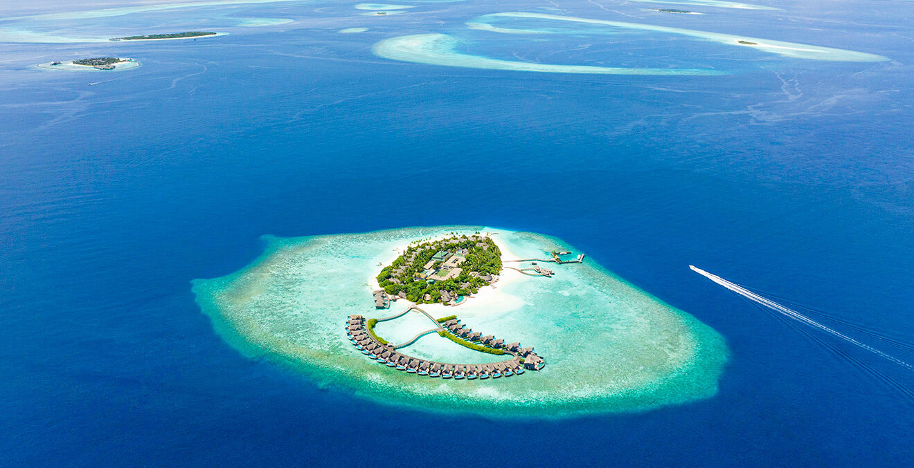 Blick aus der Vogelperspektive auf eine Insel.