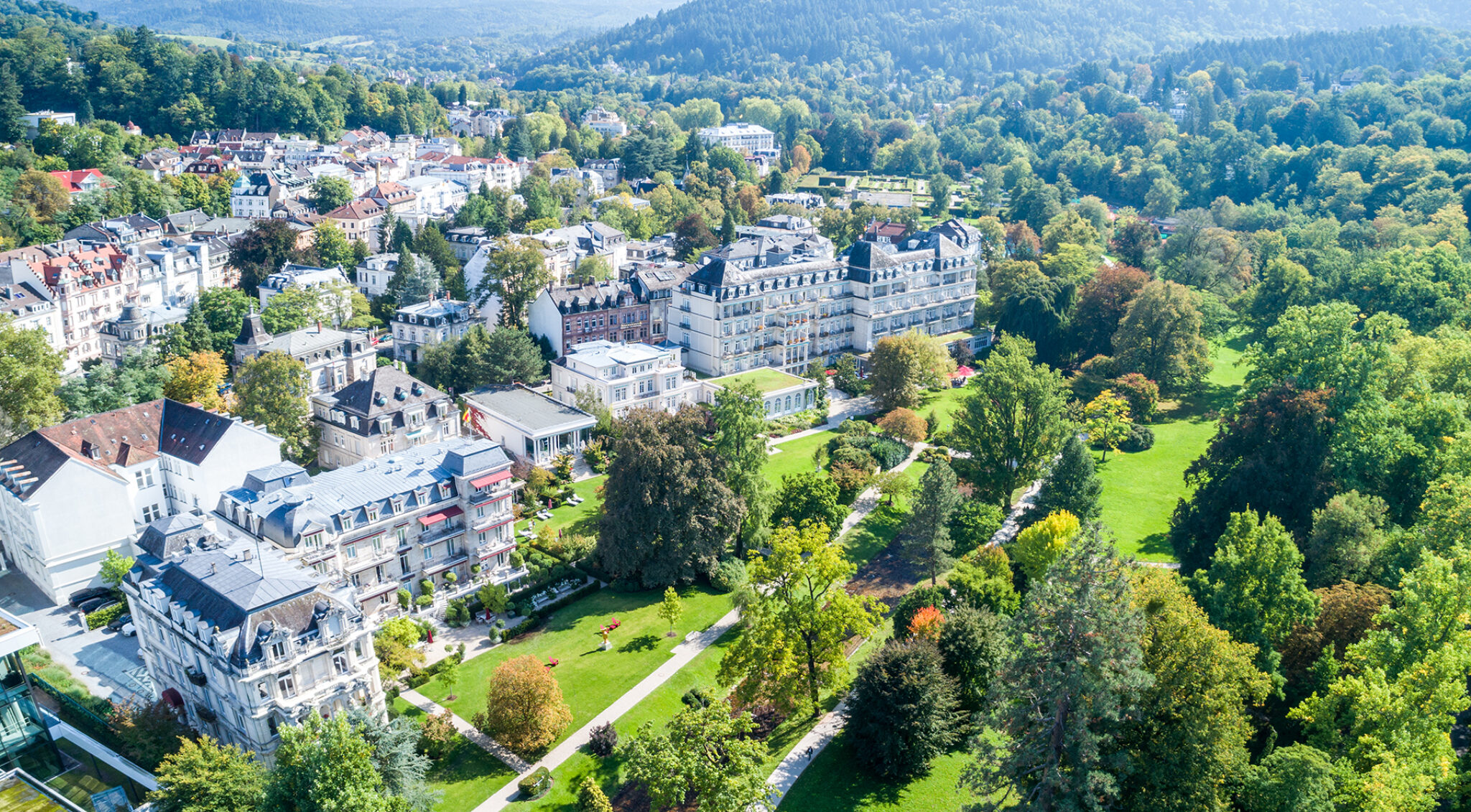 Luftaufnahme von Baden-Baden mit historischen Gebäuden und grünen Parkanlagen.