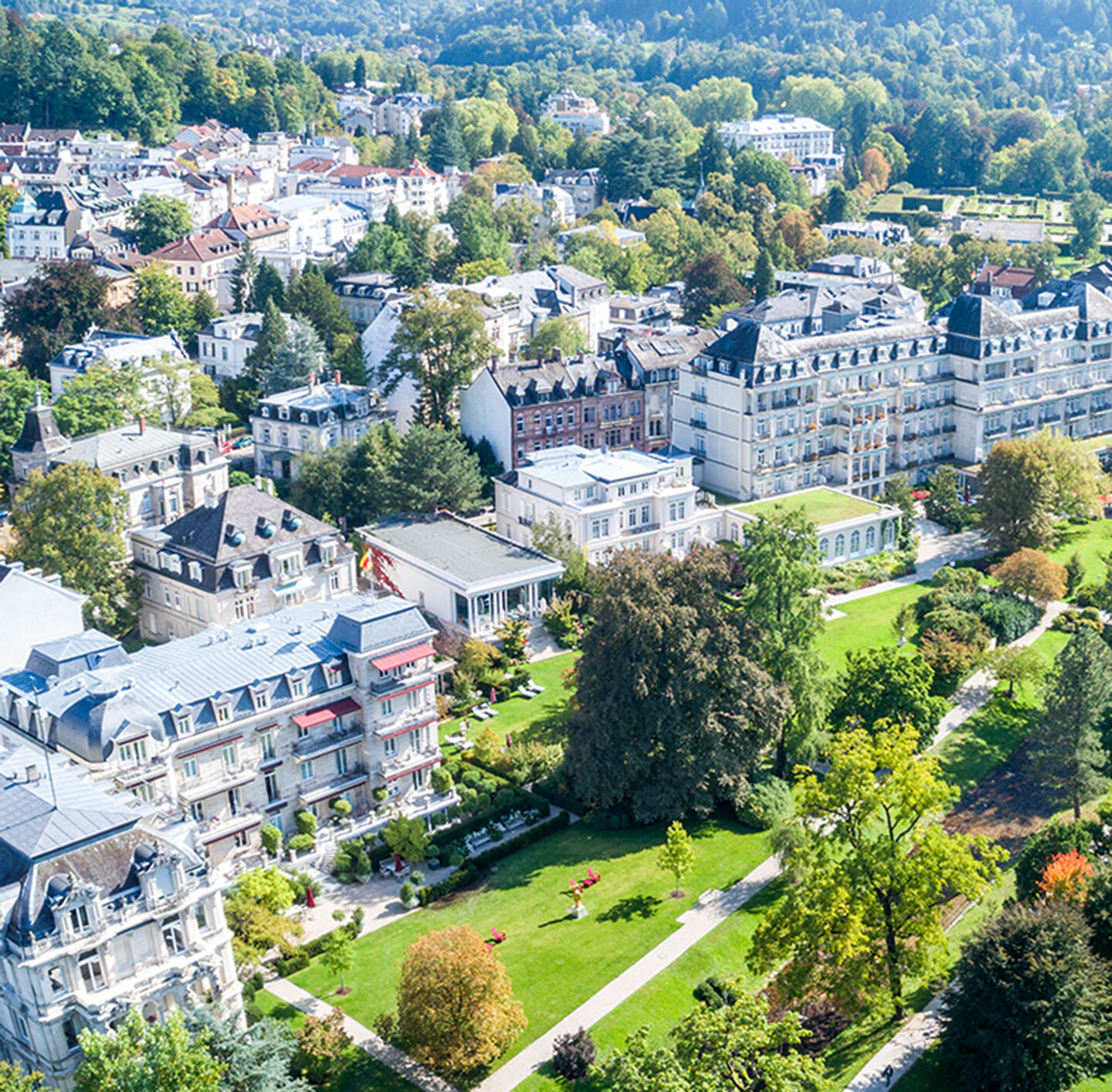 Luftaufnahme von Baden-Baden mit historischen Gebäuden und grünen Parkanlagen.