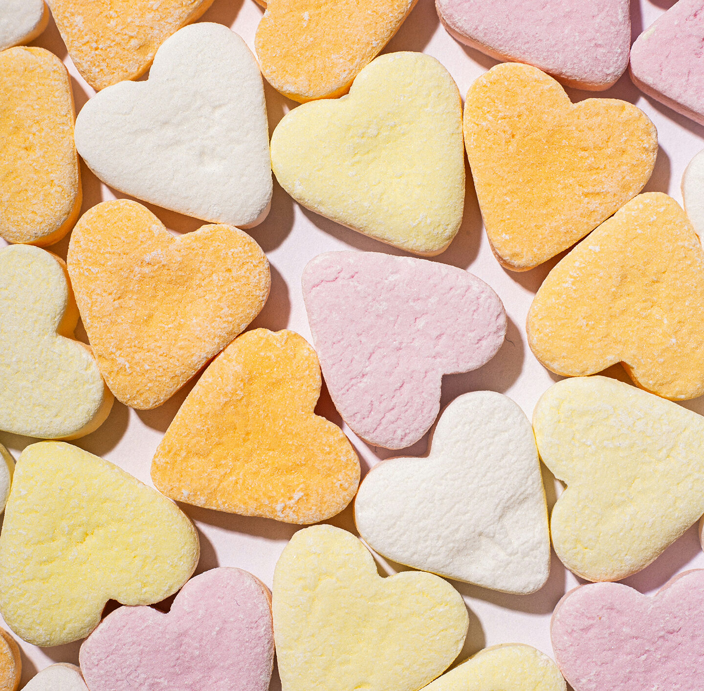 Bunt gemischte herzförmige Marshmallows in Pastellfarben als Hintergrundmotiv.
